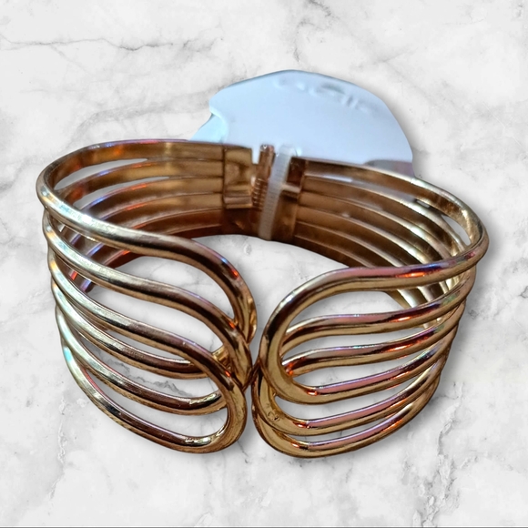 NWT BELK Gold Tone Cuff Clamper Bracelet Hard to Find - Picture 1 of 5